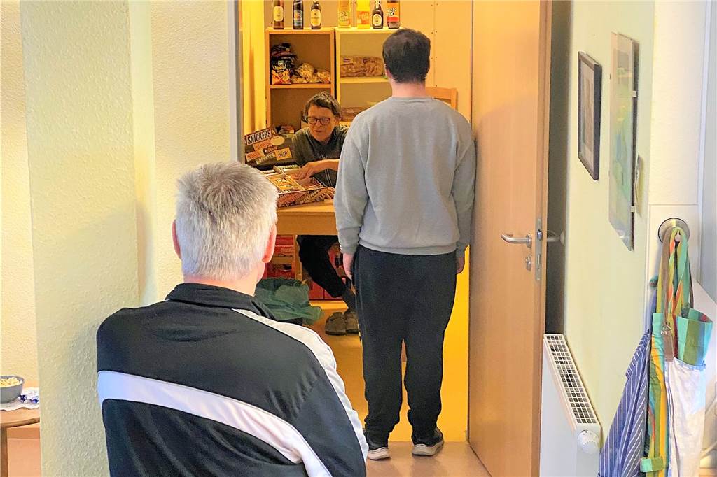 Gut Königsmühle: Isolation soll für behinderte Menschen wie Urlaub sein Einmal am Tag öffnet für eine Stunde das "Büdchen", dann können sich die Bewohner mit Süßigkeiten, Chips und Getränken eindecken.