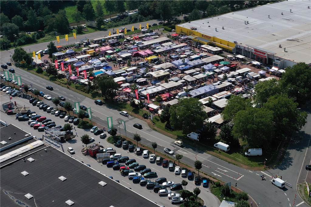 Trödelmarkt bei Poco: Jede Menge Falschparker wurden zur Kasse gebeten Einmal im Monat sonntags ist Trödelmarkt bei Poco in Dorsten.