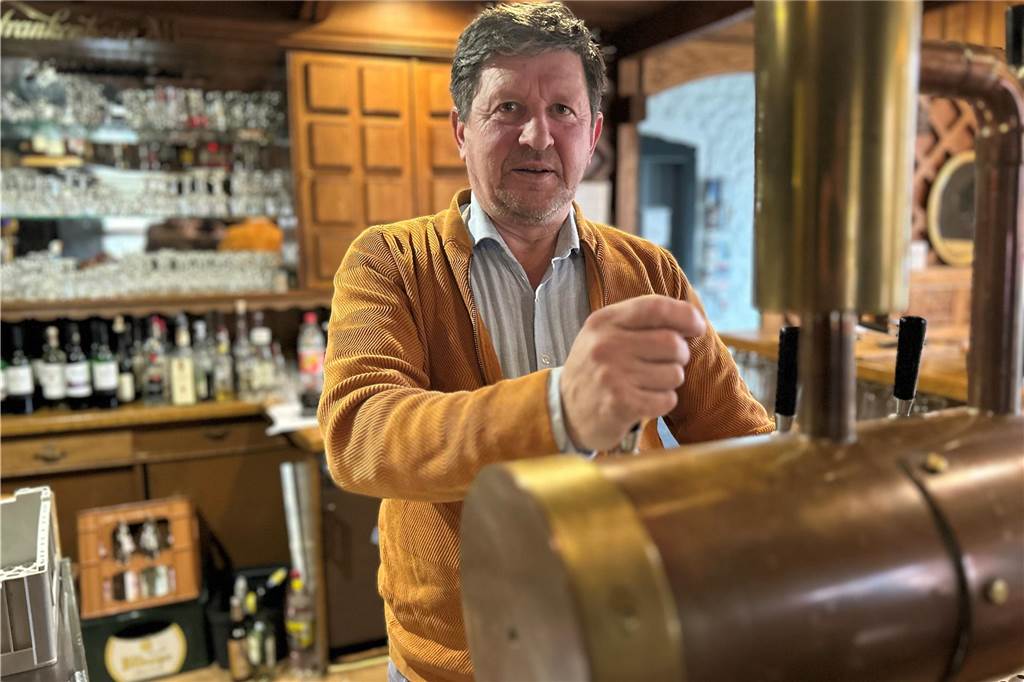 Restaurant Grütering spendet warmes Essen an Bedürftige Simon Jovanoski, Inhaber vom Restaurant Grütering in Hervest, steht hinter der Zapfanlage.