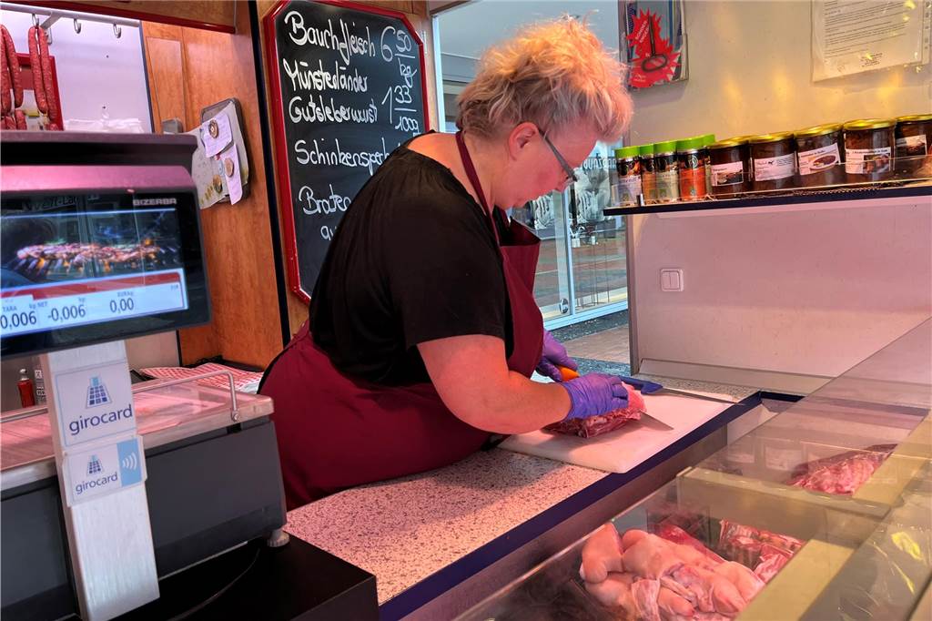 „Wir verbringen mehr Zeit miteinander als mit unseren Männern“ Einmal Markt, immer Markt: Silke Buschmann steht seit über 30 Jahren im Verkaufsstand auf den Märkten der Umgebung.
