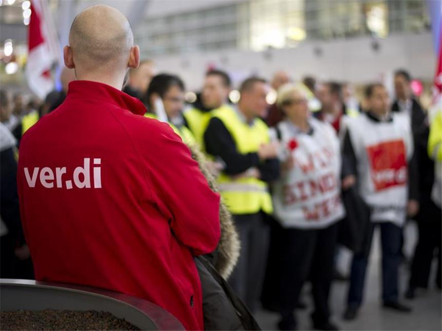 Buspendler sollten ihre Verbindungen prüfen Einmal mehr wird die Geduld der Passagiere an den Flughäfen Düsseldorf und Köln/Bonn auf die Probe gestellt. Foto: Daniel Naupold