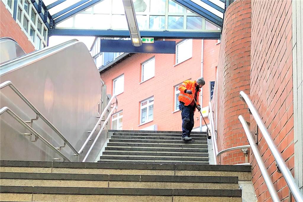 „Richtig peinlich“: Dortmunder schämen sich für ihren S-Bahnhof Einmal pro Woche wird die S-Bahn-Station Lütgendortmund mit dem Besen gereinigt. Auch die Mülleimer werden dann geleert.