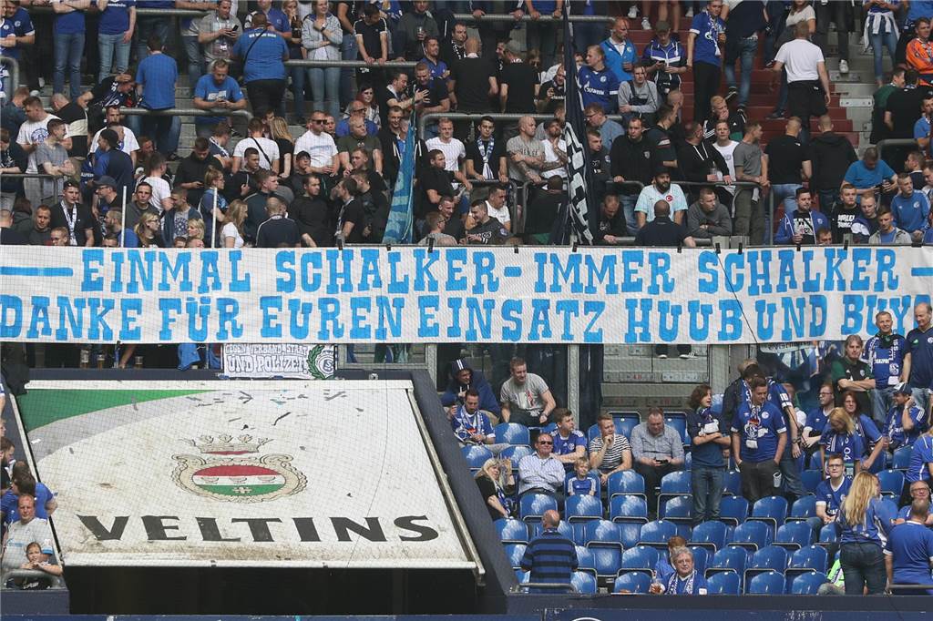 „Es war eine wunderbare Zeit“ Schalke-Fans bedanken sich bei Huub Stevens und Mike Büskens