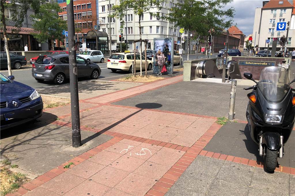 Radweg auf der Schützenstraße erfüllt seit Jahren Sicherheits-Kriterien nicht Einmal um 90 Grad links und dann um 90 Grad rechts: So führt der Radweg auf der Schützenstraße auf die Kreuzung zu.