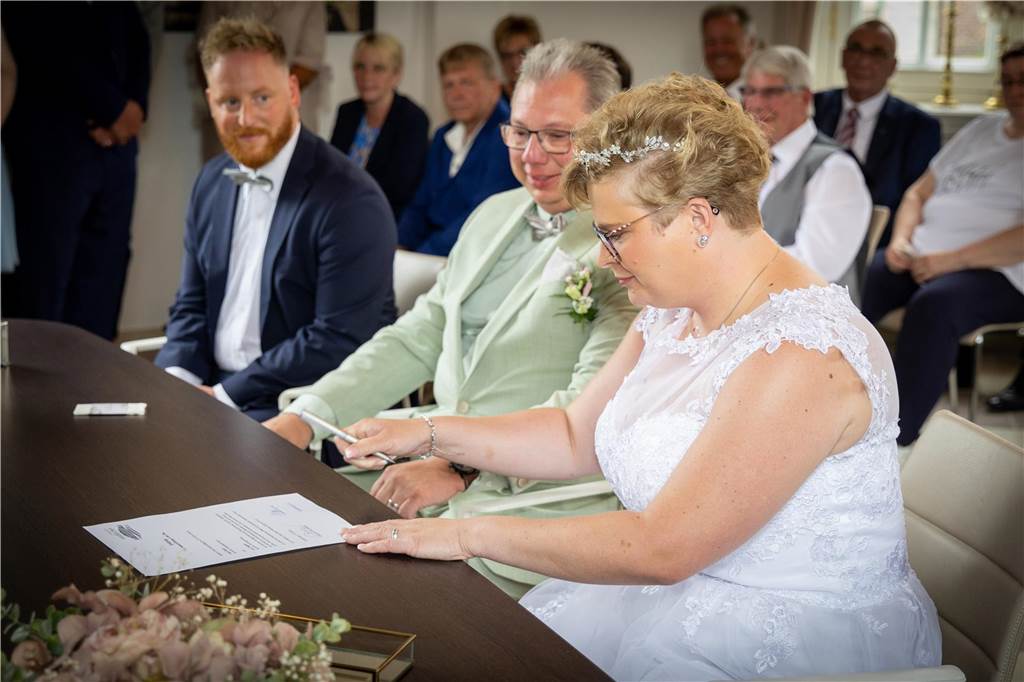 Am Schloss Nordkirchen: Tobias Busch hat seine Luise geheiratet Luise unterschreibt die Hochzeitsurkunde.