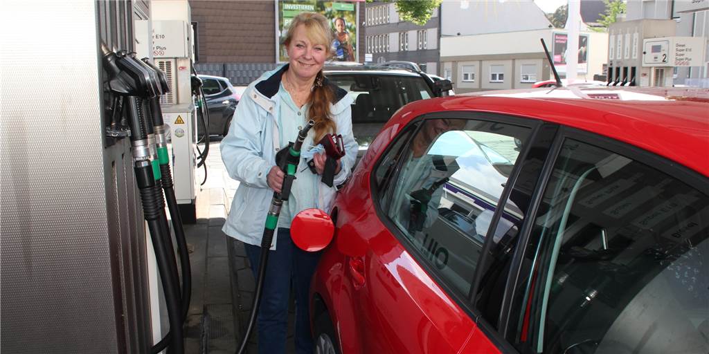 Schlangen vor Zapfsäulen in Brambauer: „Prima mit günstigeren Preisen“ Einmal Volltanken: Beatrice Strugholz ist auf das Auto angewiesen und freut sich über den Rabatt.