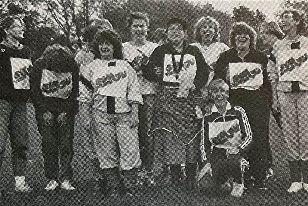 50. Sim-Jü-Fußballspiel steht an - das ist die Geschichte des Kicks Einmalige Sache: Die Frauen der Schausteller hatten ihre Männer weggesperrt, um selbst antreten zu können.
