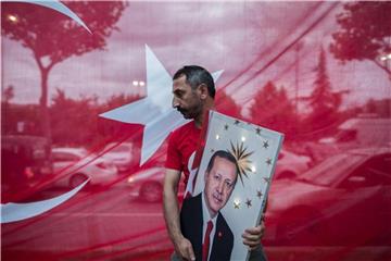 Ein Mann mit einem ein Bild des türkischen Präsidenten Erdogan vor dem Sitz der regierenden AKP-Partei in Istanbul. Foto: Oliver Weiken