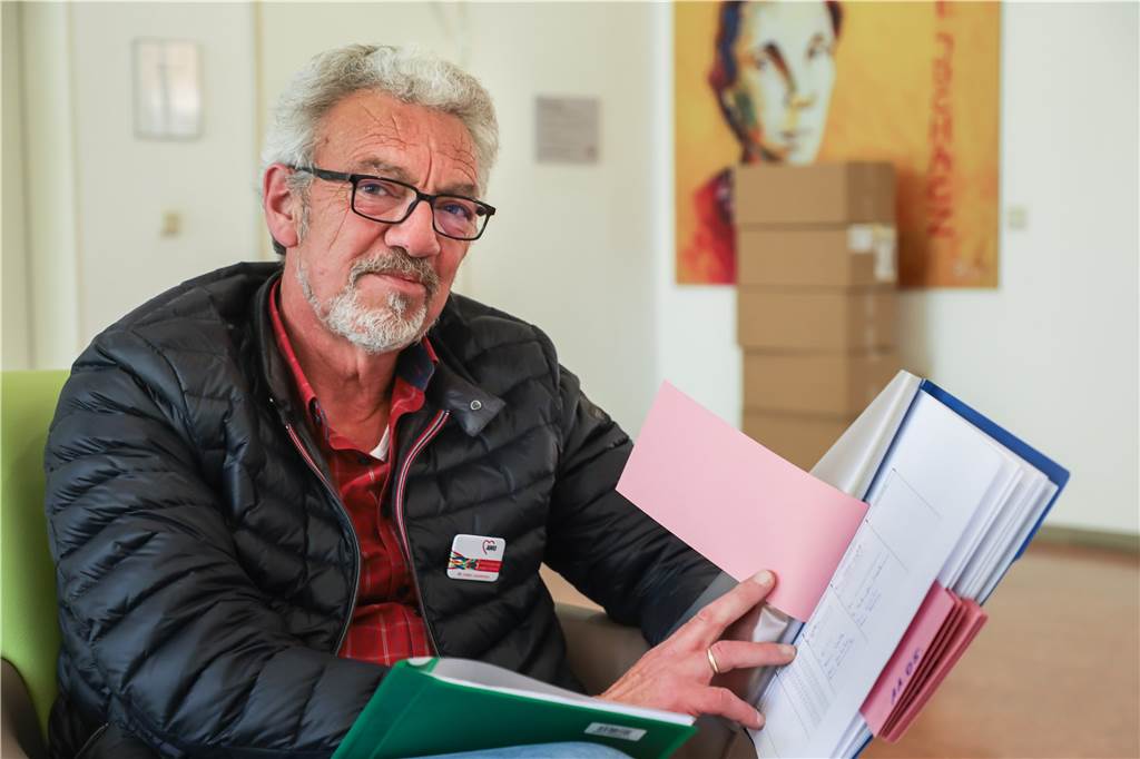 Altenheim-Betreiber bittet Angehörige, erst nach Muttertag zu kommen Einrichtungsleiter Hans von Dormalen mit der Liste der für Muttertag angemeldeten Besucher.