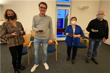 Einrichtungsleiter Info Knüver (2.v.l.) und Pflegedienstleitung Erika Riffel (2.v.r.) freuen sich über das Geschenk der Bürgerstiftung, das der Vorsitzende Franz Pohlmann und Doris Sendermann überreichten.