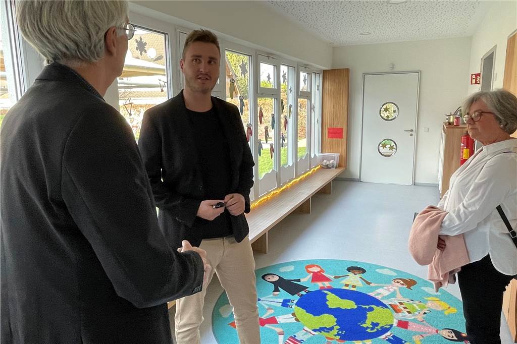 Anbau ist fertig: Awo-Kita Konfetti hat jetzt Platz für 95 Kinder Einrichtungsleiter Kevin Marquardt (2.v.l.) führte bei der Einweihung Gäste durch den neuen Anbau, darunter auch Bürgermeister Thomas Orlowski und Beigeordnete Sylvia Engemann (beide nicht im Bild).