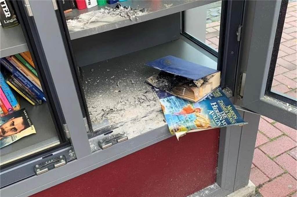 „Zündelei“ am Bücherschrank: Bezirksbürgermeister appelliert an Bürger Eins der Bücher wurde angezündet und in den Schrank gelegt. Der Brandrauch hinterließ einen stechenden Geruch.
