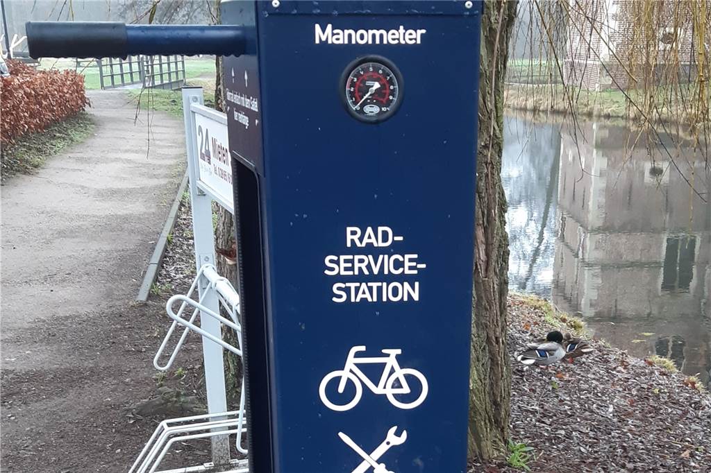Josephine Kißmer sucht gute Ideen für Kleinprojekte in der Hohen Mark Eins von 45 umgesetzten Projekten: Radservicestationen, die schnelle Hilfe bei Pannen am Fahrrad ermöglichen.