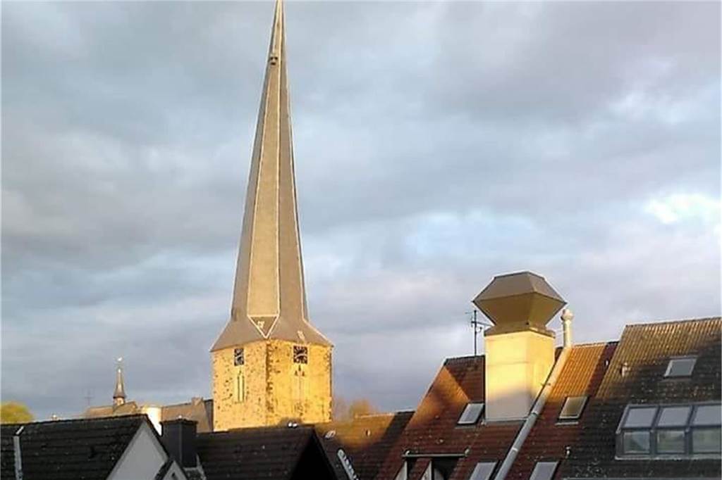 Der Turm der St. Viktor-Kirche ist zu sehen.