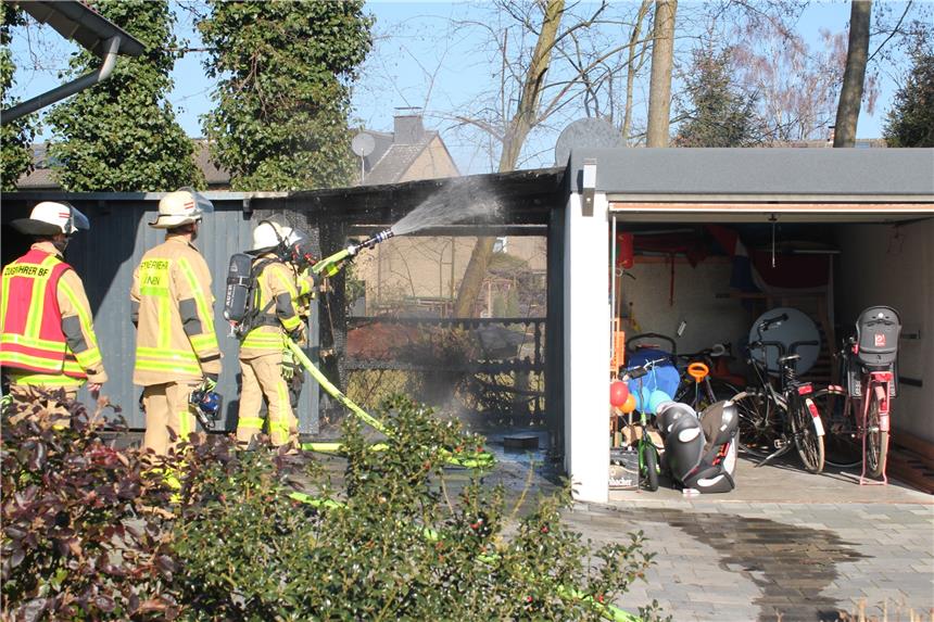 Garagenanbau an der Wilhelm-Hüsing-Straße brennt aus Einsätzkräfte der Feuerwehr löschen den Brand.