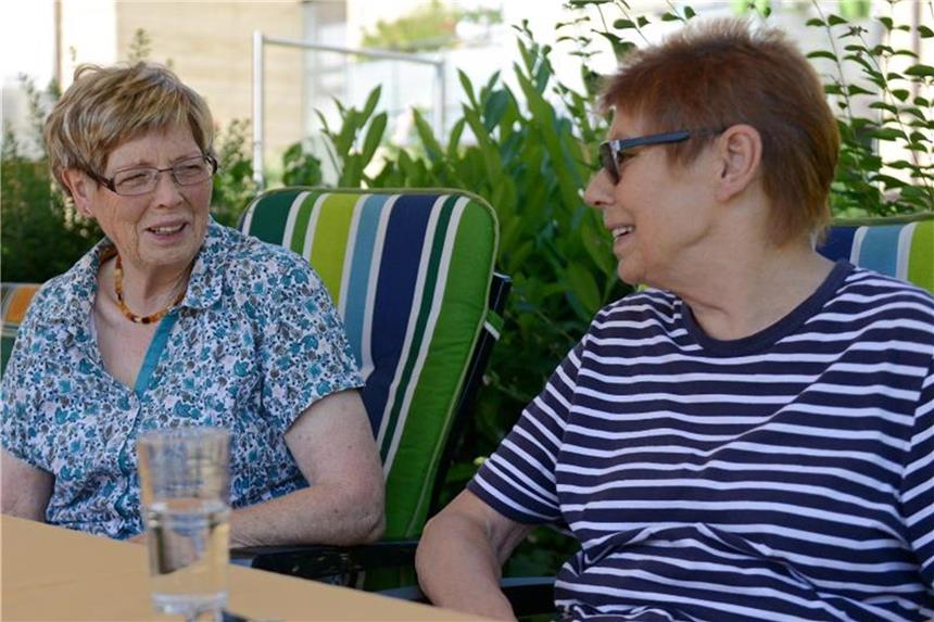 Im Alter in eine Wohngemeinschaft ziehen Einsam muss auf „Hof Eiche“ in Emsdetten niemand sein. Wer Gesellschaft sucht, geht in dem Komplex aus mehreren Wohnungen einfach vor die Tür. Foto: Caroline Seidel