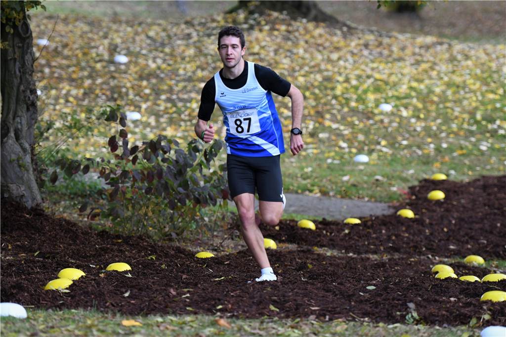 Sogar ein Deutscher Meister gibt sich die Ehre beim Cross im Backumer Tal Einsam unterwegs: Lutz Holste (LG Dorsten) gewann die Kurz- und die Langstrecke.