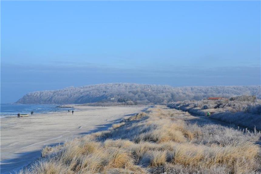 Einsamkeit am Strand: Kaum andere Urlauber finden sich in den Wintermonaten auf Hiddensee. Foto: Hiddenseer Hafen- und Kurbetrieb/dpa-tmn