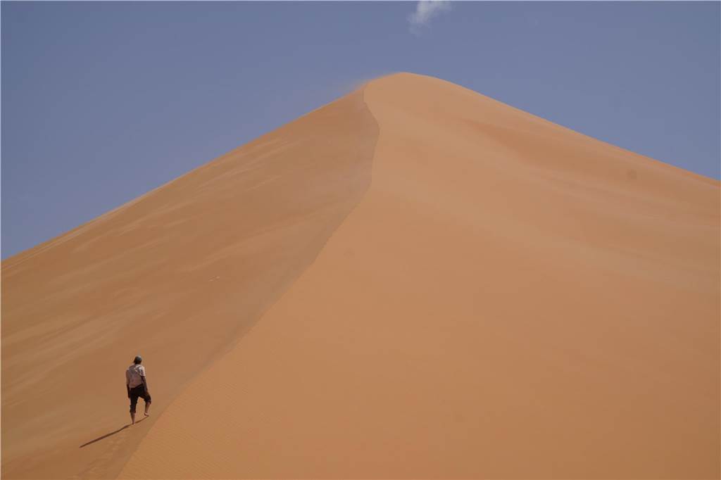 Marielle und Henning unterwegs in den Höhen von Tadschikistan Einsamkeit in der Wüstenlandschaft von Saudi-Arabien