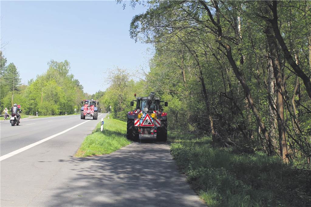 Straßen.NRW bekämpft Eichenprozessionsspinner in Haltern mit Biozid Einsatz am Stockwieser Damm in Richtung Sythen