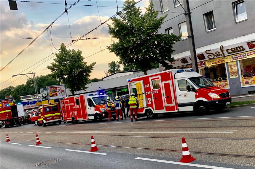 Mann springt aus dem Fenster, um sich zu retten Einsatz an der Jakobstraße in Dortmund-Lindenhorst.