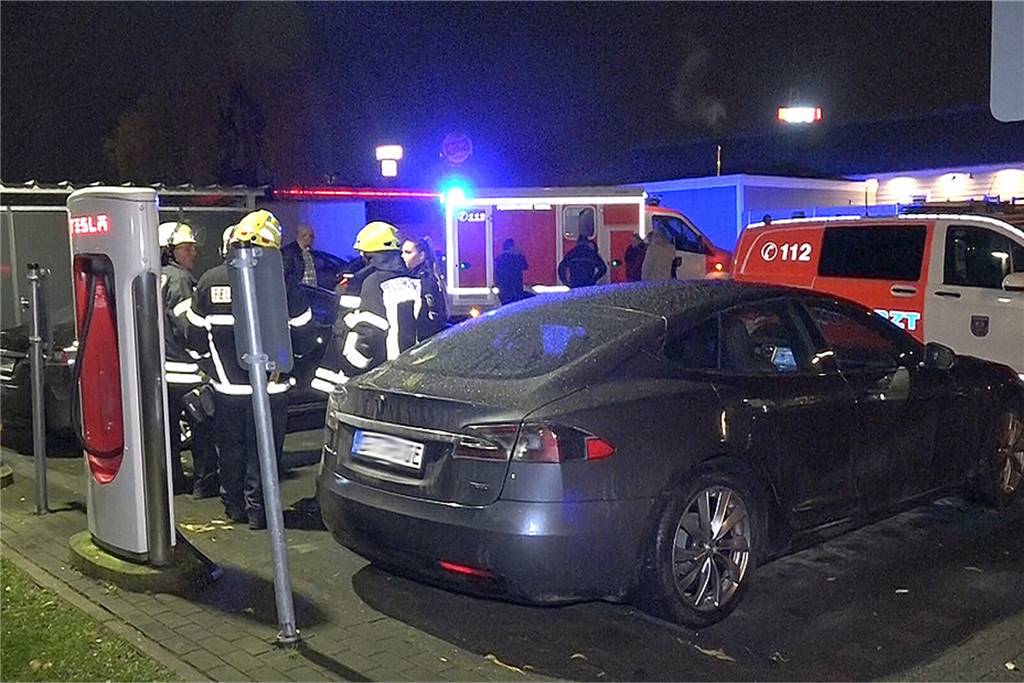 Nach Zwischenfall an Tesla-Tankstelle: Mann aus Krankenhaus entlassen Einsatz an der Tesla-Stromtankstelle an der Autobahn 1. Ob der Tesla-Fahrer einen Stromschlag erhalten hat, steht noch nicht fest. Die Tankstelle blieb zunächst gesperrt.