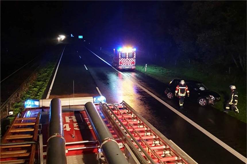 Einsätze auf A31: Wenn der Löschzug Heek trotz Blaulicht links überholt wird Einsatz auf der A31 für den Löschzug Heek: Am 3. November kam ein PKW-Fahrer von der Fahrbahn ab und kollidierte mit der Mittelleitplanke. Anschließend überquerte er die gesamte Fahrbahn nach rechts und blieb schließlich auf der Überholspur stehen.