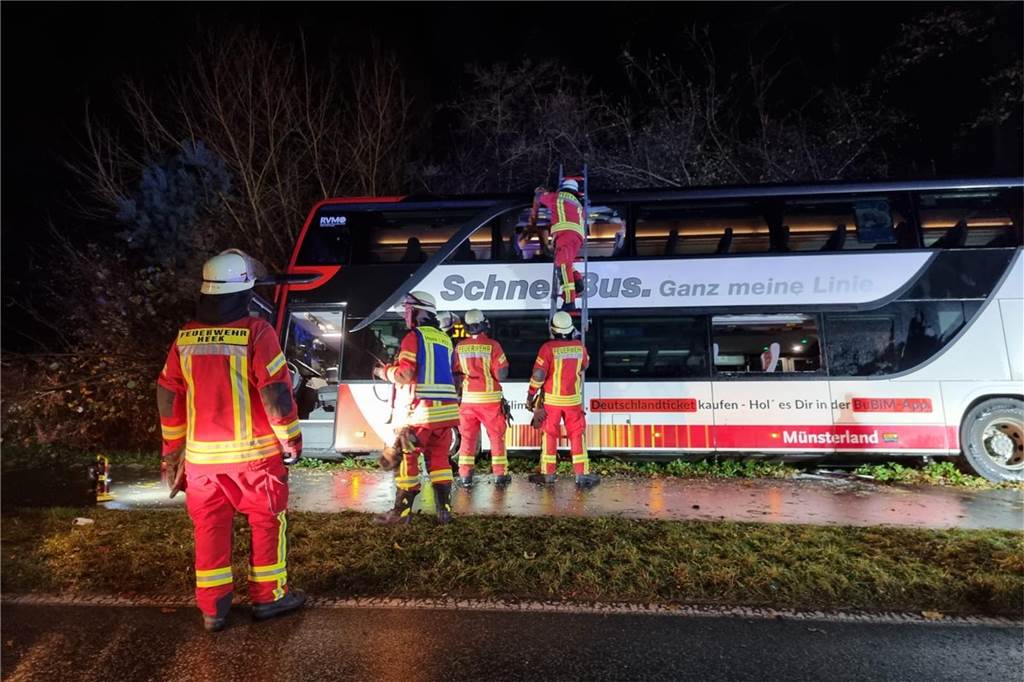 Mitglieder der Feuerwehr Heek retten Passagiere aus einem verunglückten Schnellbus. 