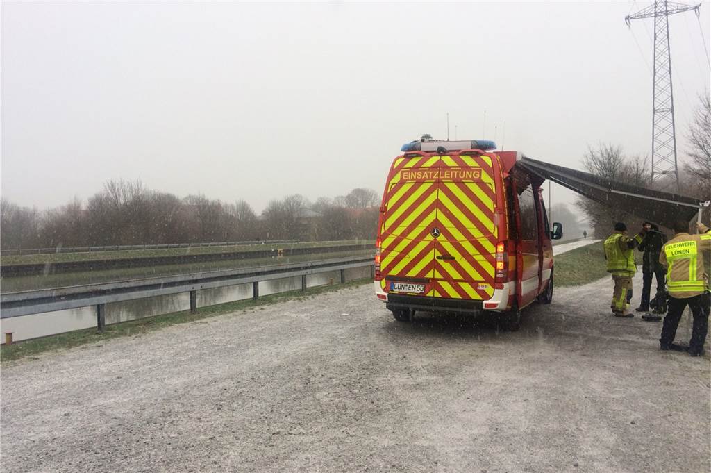 Nach Schiffsunfall verunreinigt Diesel-Kraftstoff den Datteln-Hamm-Kanal Einsatz der Feuerwehr am Datteln-Hamm-Kanal.