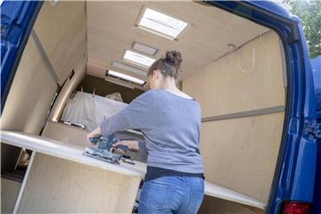 Einsatz für die Stichsäge: Für den Innenausbau müssen Sperrholzplatten zugesägt werden. Foto: Florian Schuh