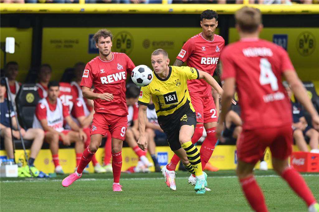 BVB will in Bochum nachlegen: Fragezeichen hinter Außenverteidiger – Terzic freut sich über Rückkehrer Julian Ryerson im Zweikampf.