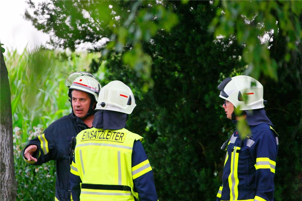 Wieder ein Einsatz für die Südlohner Feuerwehr Einsatzbesprechung der Feuerwehrleute.