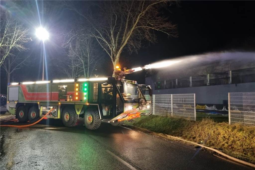 Großbrand in Werl : Betrieb brennt - Meldung von 50 Meter hohen Flammen Einsatzfahrzeug der Feuerwehr Kreis Soest am Industriebetrieb.