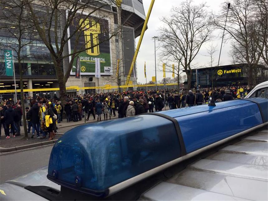 Wie Fotos von Hooligans und Ultras im Internet landen könnten Einsatzfahrzeug der Polizei am Stadion.