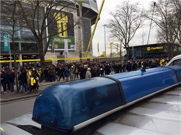 Einsatzfahrzeug der Polizei am Stadion.