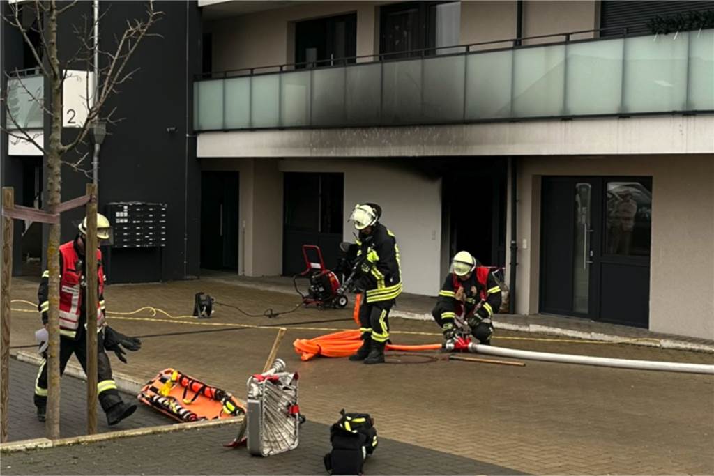 Schwere Brandstiftung: Polizei ermittelt im Erdbeerfeld gegen Brandopfer Einsatzkräfte am Dienstagvormittag vor dem betroffenen Gebäude in der Straße zum Erdbeerfeld.