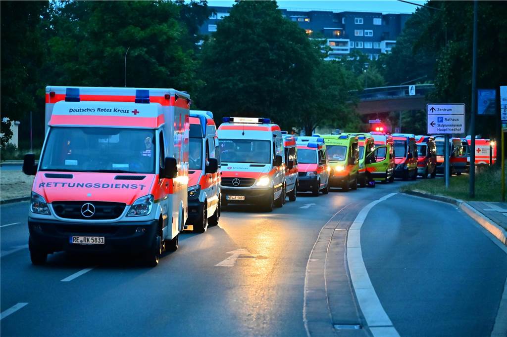 Brand in Patientenzimmer des Marien-Hospital: Feuerwehr mit Großaufgebot vor Ort Einsatzkräfte aus dem gesamten Ruhrgebiet sammelten sich vor dem Krankenhaus.