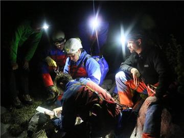 Einsatzkräfte der Bergwacht beraten über das weitere Vorgehen in der Höhle. Foto: Leitner, BRK BGL