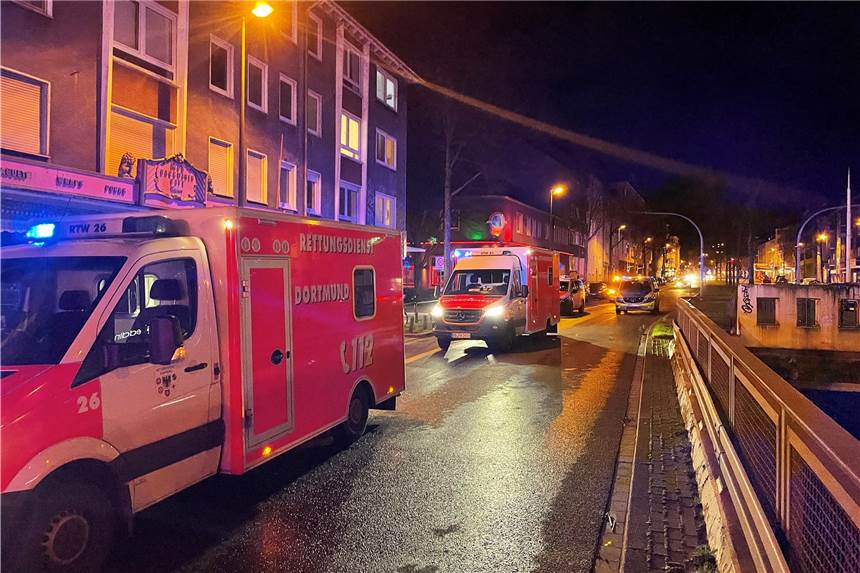 Zwei Brandstiftungen in der Dortmunder Innenstadt am selben Tag Einsatzkräfte der Feuerwehr am Einsatzort in der Weisenburger Straße.