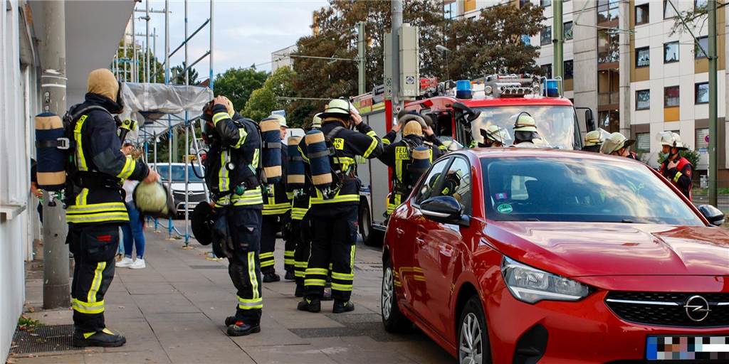 Seltsamer Geruch in der Nase – Frau löst großen Feuerwehr-Einsatz aus Einsatzkräfte der Feuerwehr betraten das Haus an der Münsterstraße mit Atemschutz.