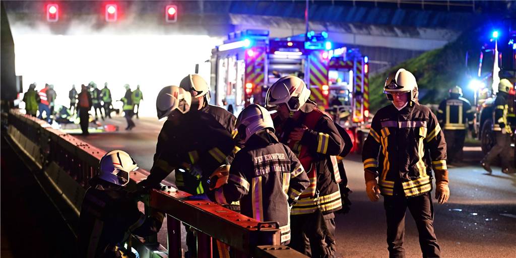 Video und Fotostrecke: Spektakuläre Großübung der Feuerwehr auf der A2 Einsatzkräfte der Feuerwehr Herten beginnen vor dem Tunneleingang mit der Notöffnung der Mittel-Leitplanke.