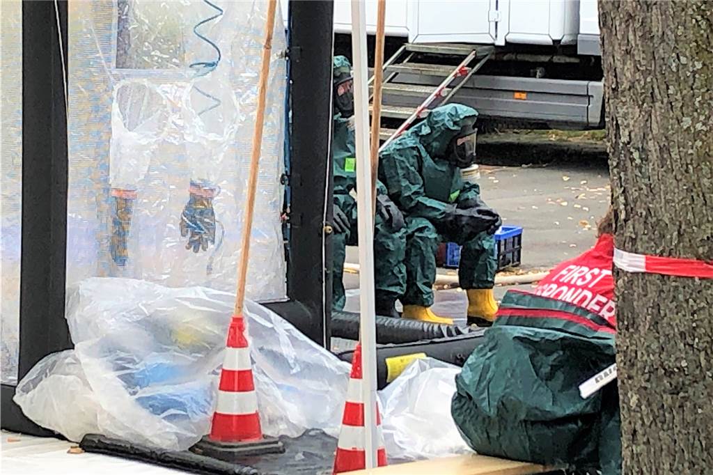 Rentner hortet in Dortmund kiloweise Sprengstoff: Wer ist dieser Mann? Einsatzkräfte der Feuerwehr in Schutzanzügen: Die Spezialeinheiten der Feuerwehr wurden gerufen, weil in der Wohnung in der Volksgartenstraße auch chemische Substanzen gefunden worden waren.