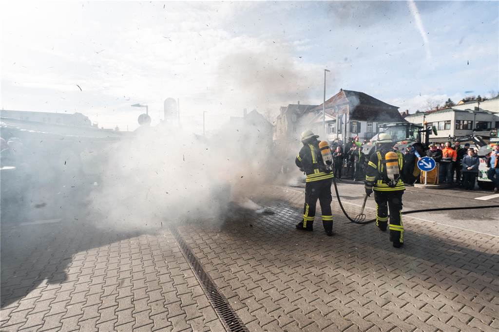 Schlagstöcke und Pfefferspray gegen Bauernproteste : Politischen Aschermittwoch der Grünen abgesagt Einsatzkräfte der Feuerwehr löschen ein Feuer, das Demonstranten beim politischen Aschermittwoch der baden-württembergischen Grünen vor der Stadthalle angezündet haben.