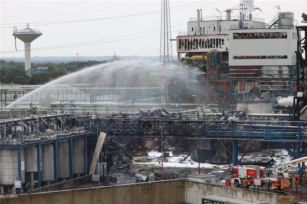 Hinterbliebene nach Explosion im Chemiepark: „Ich fühle mich wie amputiert“ Einsatzkräfte der Feuerwehr sind mit Löscharbeiten im Chempark beschäftigt.