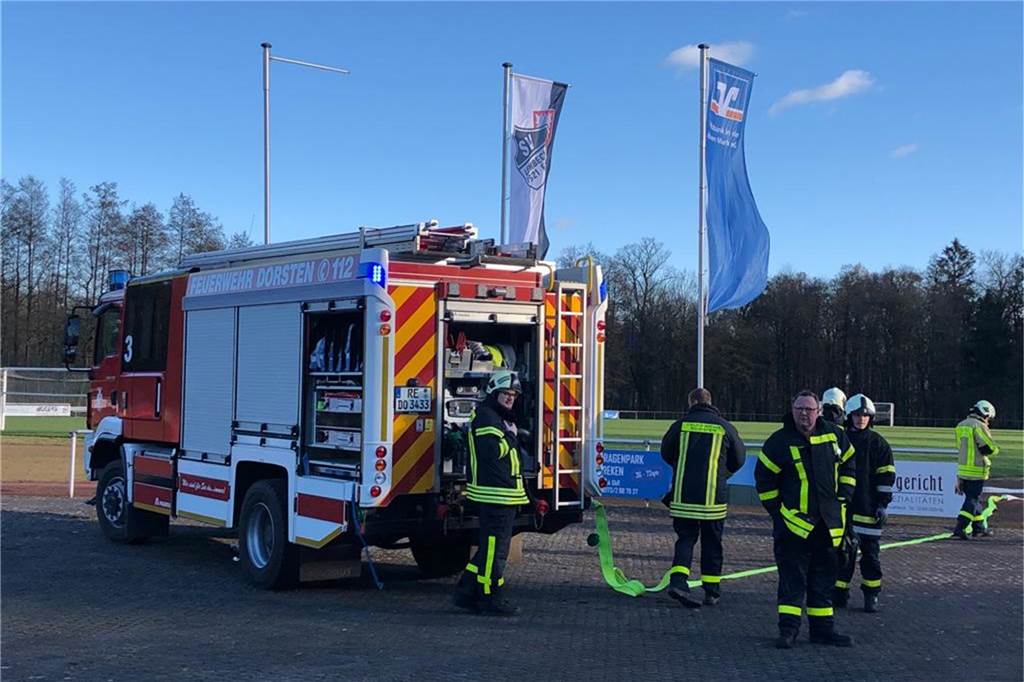Schwerer Reitunfall in Lembeck: Hubschrauber landet auf Fußballplatz Einsatzkräfte der Feuerwehr stehen neben dem Rasenplatz des SV Lembeck.