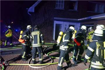 Einsatzkräfte der Feuerwehren aus Dorsten und Schermbeck bekämpften den Saunabrand in Östrich.