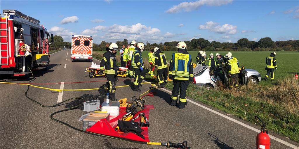 Auto überschlug sich: Vredener Feuerwehr befreit Ehepaar aus Fahrzeugwrack Einsatzkräfte der Freiwilligen Feuerwehr befreiten die Verletzten aus dem Fahrzeugwrack.