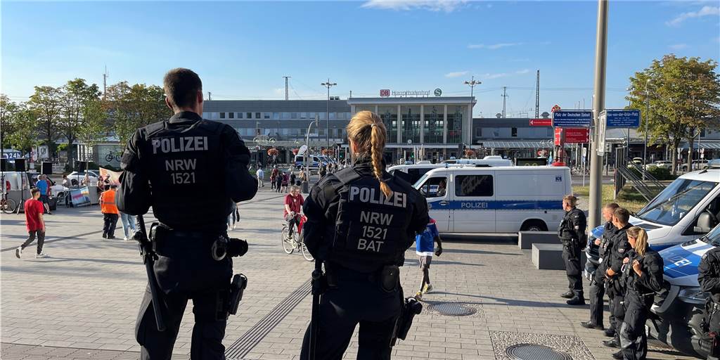 Viel Polizei am Dortmunder Hauptbahnhof wegen Demo für verbotene Gruppierung Einsatzkräfte der Polizei begleiteten die Kundgebung an der Katharinentreppe.