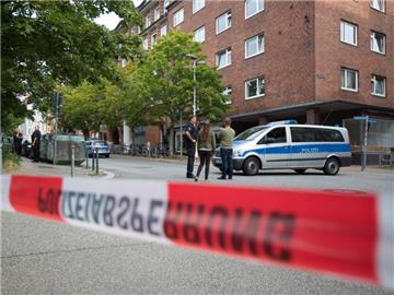 Einsatzkräfte der Polizei durchsuchen am Freitag in Kiel eine Grundschule. Foto: Christian Charisius