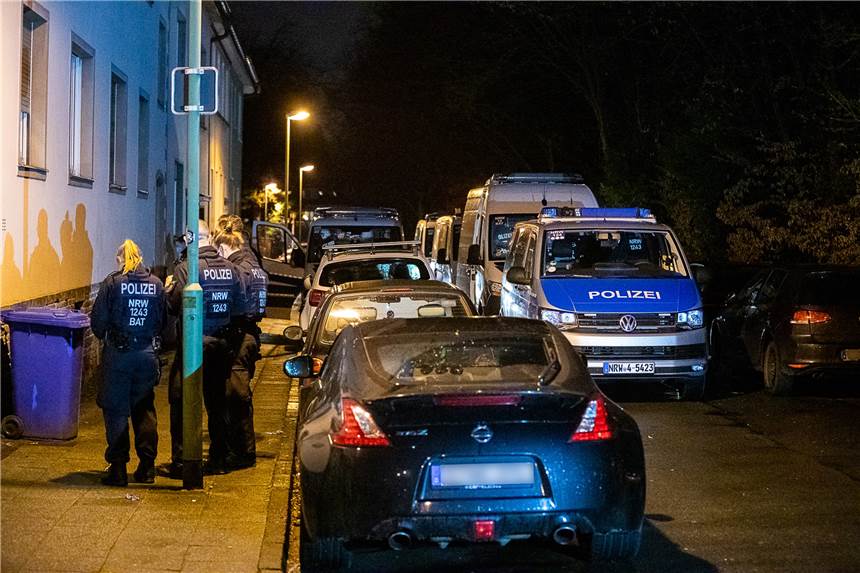 Juwelen-Diebstahl aus Grünem Gewölbe in Dresden: Einsatz in Essen Einsatzkräfte der Polizei durchsuchen ein Mehrfamilienhaus in Essen. Sicherheitskreise bestätigten der Deutschen Presse-Agentur am Sonntag, dass diese im Zusammenhang mit dem Ermittlungsverfahren um das Grüne Gewölbe in Dresden stehen.